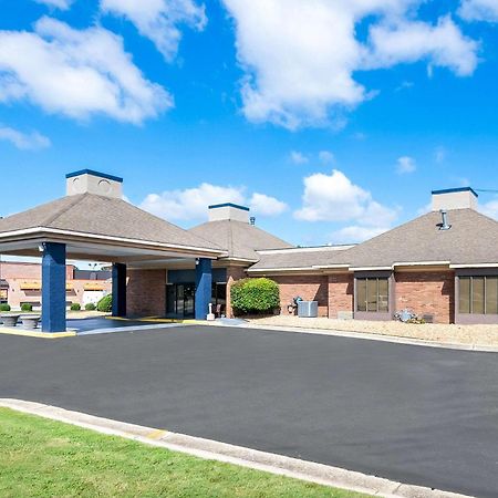 Quality Inn & Suites Fayetteville I-95 Exterior photo