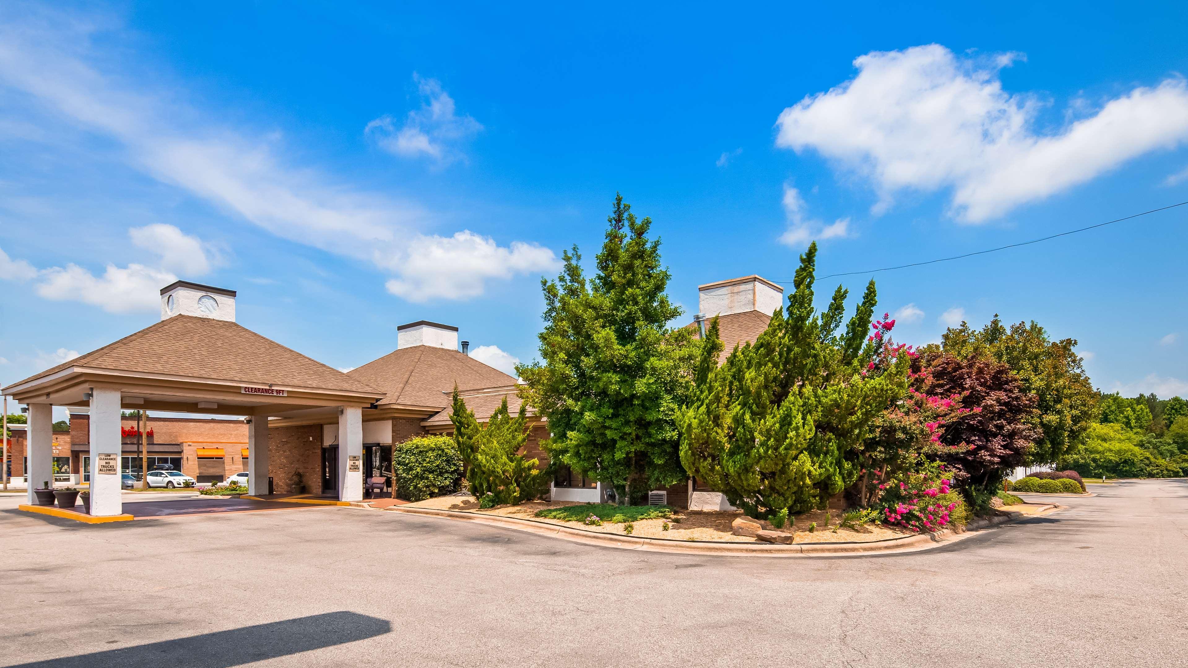 Quality Inn & Suites Fayetteville I-95 Exterior photo