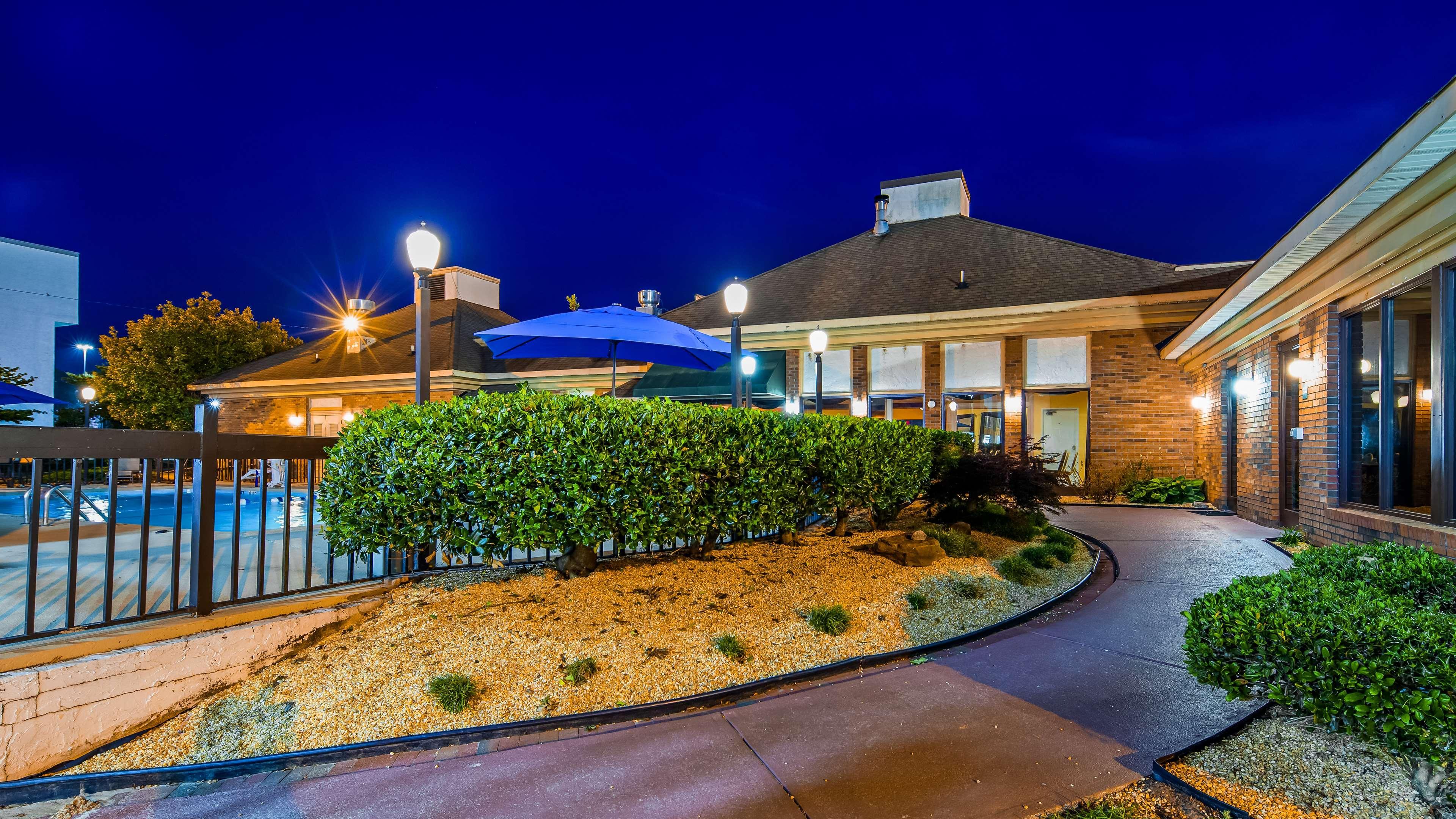 Quality Inn & Suites Fayetteville I-95 Exterior photo