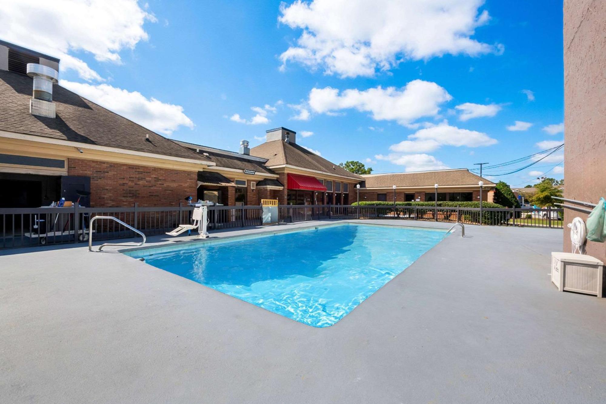 Quality Inn & Suites Fayetteville I-95 Exterior photo