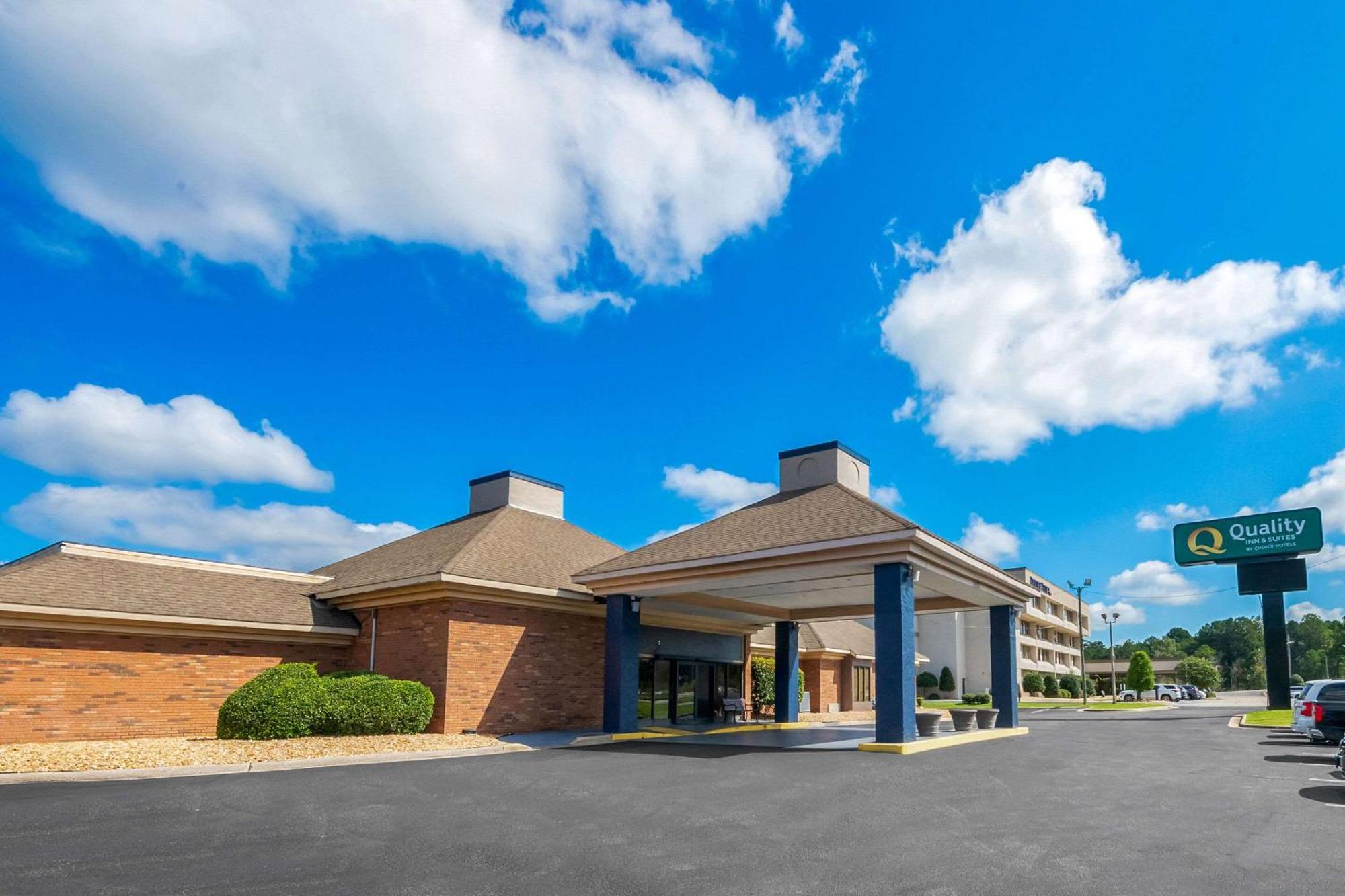 Quality Inn & Suites Fayetteville I-95 Exterior photo