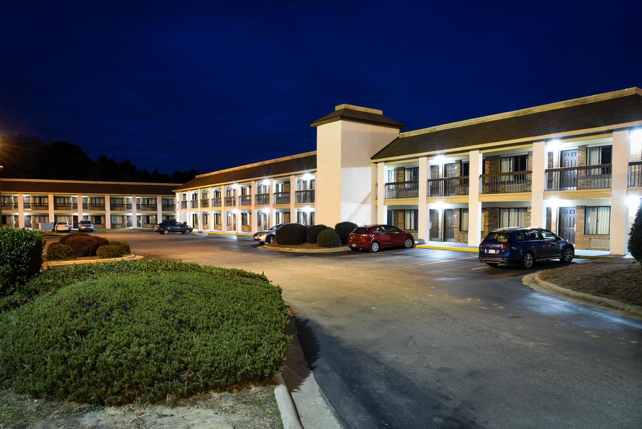 Quality Inn & Suites Fayetteville I-95 Exterior photo